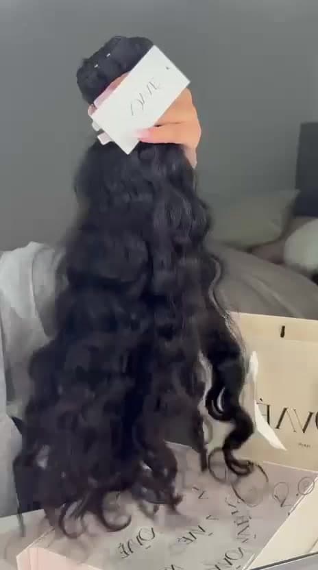 Cheveux bouclés NOVAÉ HAIR déballés par une cliente